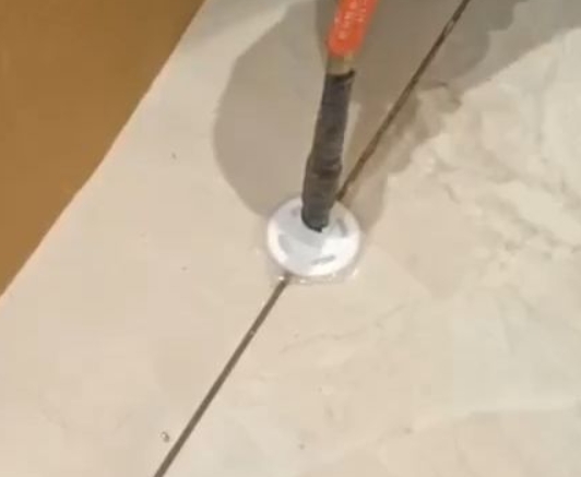 杭州市瓷砖空鼓维修公司专业解答瓷砖在铺贴过程中，如果没有涂抹均匀到位的粘结材料（如水泥砂浆或瓷砖胶），可能会导致以下问题