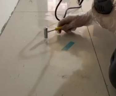 杭州市瓷砖开裂维修公司专业分享瓷砖在铺贴前如果没有沥干水分，将会导致以下问题
